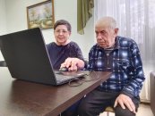 Индивидуальные занятия по компьютерной грамотности проходят в доме-интернате № 2 
