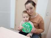 Специалисты отделения реабилитации для детей-инвалидов работают с родителями своих воспитанников