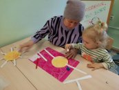 Специалисты отделения реабилитации для детей-инвалидов работают с родителями своих воспитанников