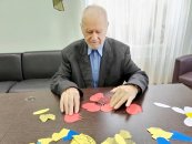 За игрой-головоломкой «Собери цветок» провели досуг люди, проживающие в доме-интернате № 2 