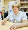 На занятиях по развитию мелкой моторики каширские участники проекта «Активное долголетие» познакомились с нетрадиционной формой работы –  крупотерапией