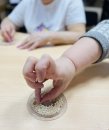 На занятиях по развитию мелкой моторики каширские участники проекта «Активное долголетие» познакомились с нетрадиционной формой работы –  крупотерапией