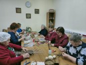 Плетение из бумажной лозы осваивают ступинцы