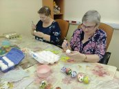 Для участников клуба «Активное долголетие» города Ступино состоялся мастер-класс по декорированию пасхальных яиц в технике декупаж